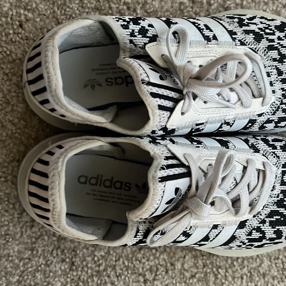 CHEETAH SIZE 9 ADIDAS RUNNING SHOES!! - Picture 3 of 6